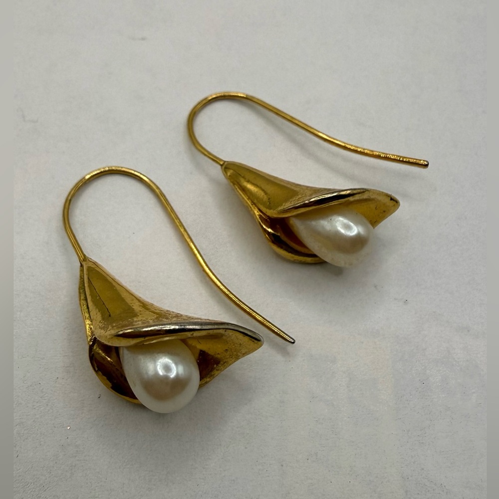 Vintage Calla Lily Gold Tone Pearl Drop Earrings 1”
